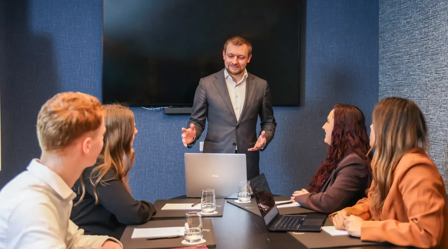 Banqueting employee in a meeting room at Hotel Gorinchem-A27