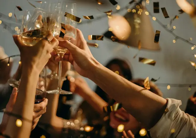 Personnes qui trinquent à une fête