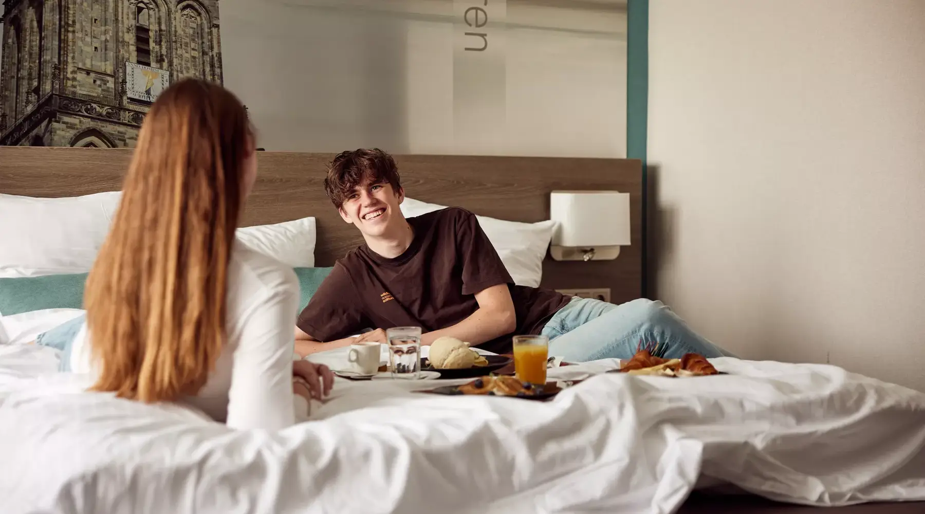 man en vrouw genieten van ontbijt op bed