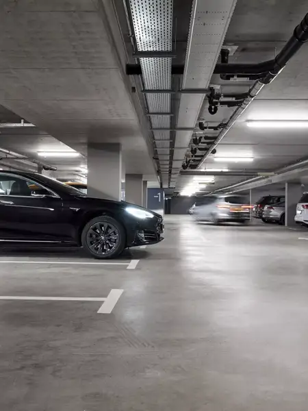 Auto in einer Tiefgarage