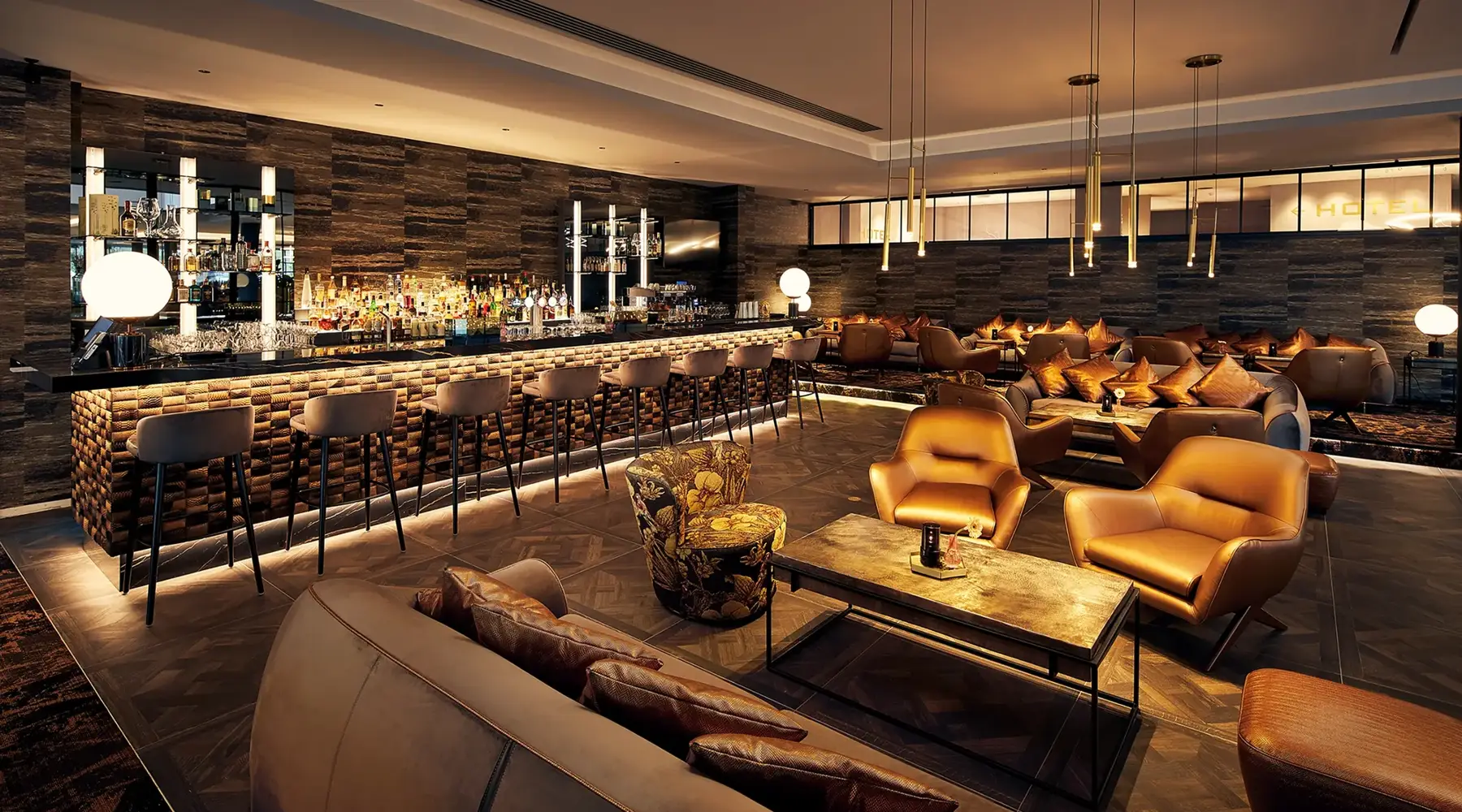 Sfeerbeeld van de moderne en gezellige loungebar van het Van der Valk hotel in Nijvel.