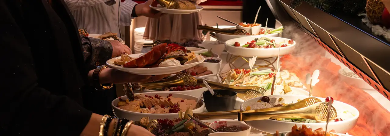 Feestelijk kerstbuffet met een uitgebreid aanbod aan warme en koude gerechten tijdens het kerstdiner.