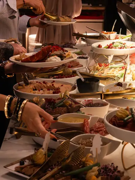 Buffet de Noël festif avec un large choix de plats froids et chauds.