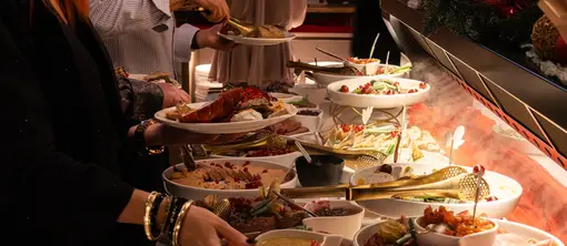 Les convives composent leur propre assiette au vaste buffet de Noël avec cuisine en direct de l'hôtel Van der Valk à Hoorn.