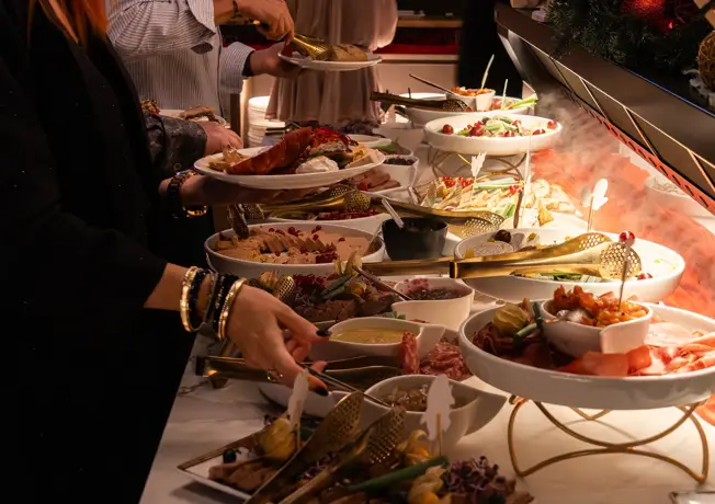 Festliches Weihnachtsbuffet mit einer großen Auswahl an warmen und kalten Speisen zum Weihnachtsessen.