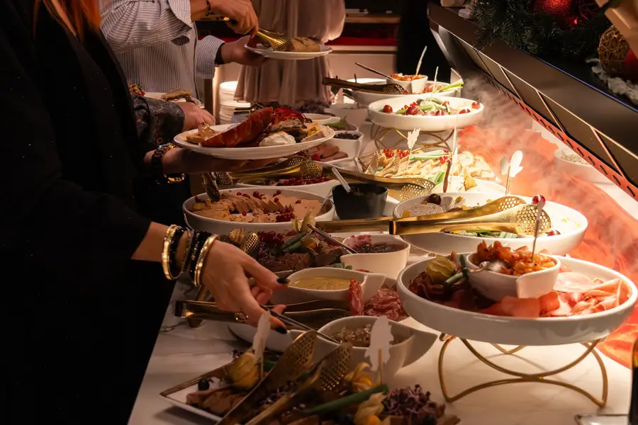 Les clients apprécient le copieux buffet de Noël avec cuisine en direct à l'hôtel Van der Valk de Hoorn.