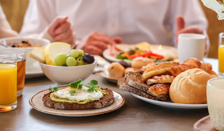 Ein Tisch voller Brunchgerichte im Restaurant Vloed