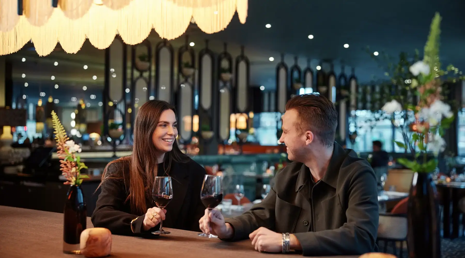 Homme et femme qui prennent un verre de vin au Restaurant Rootz.