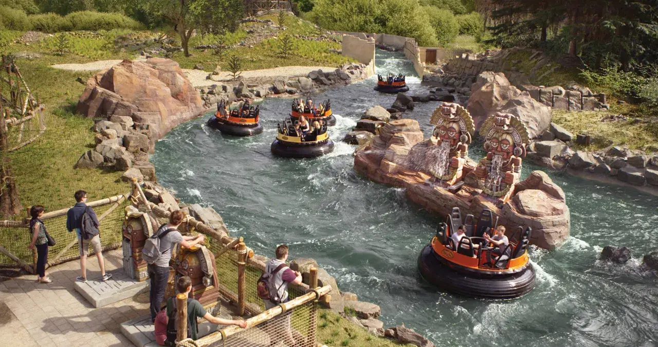 Montagne russe dans un parc d'attractions
