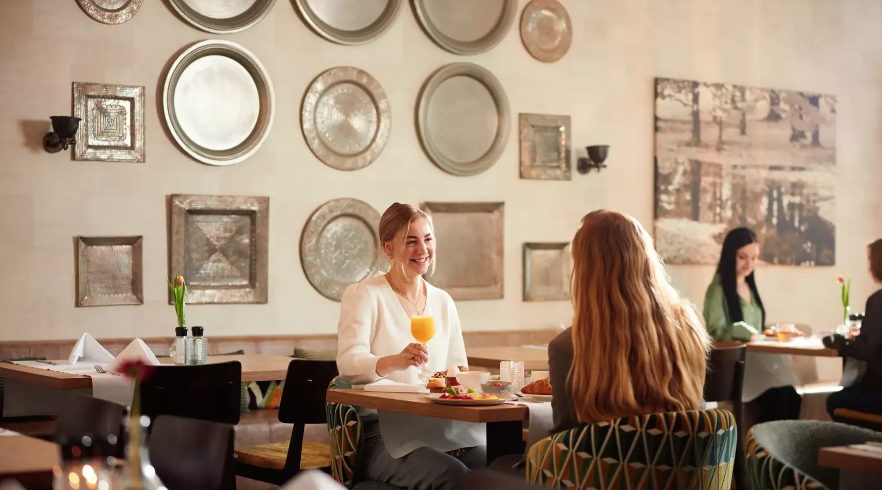 Dames dineren in restaurant