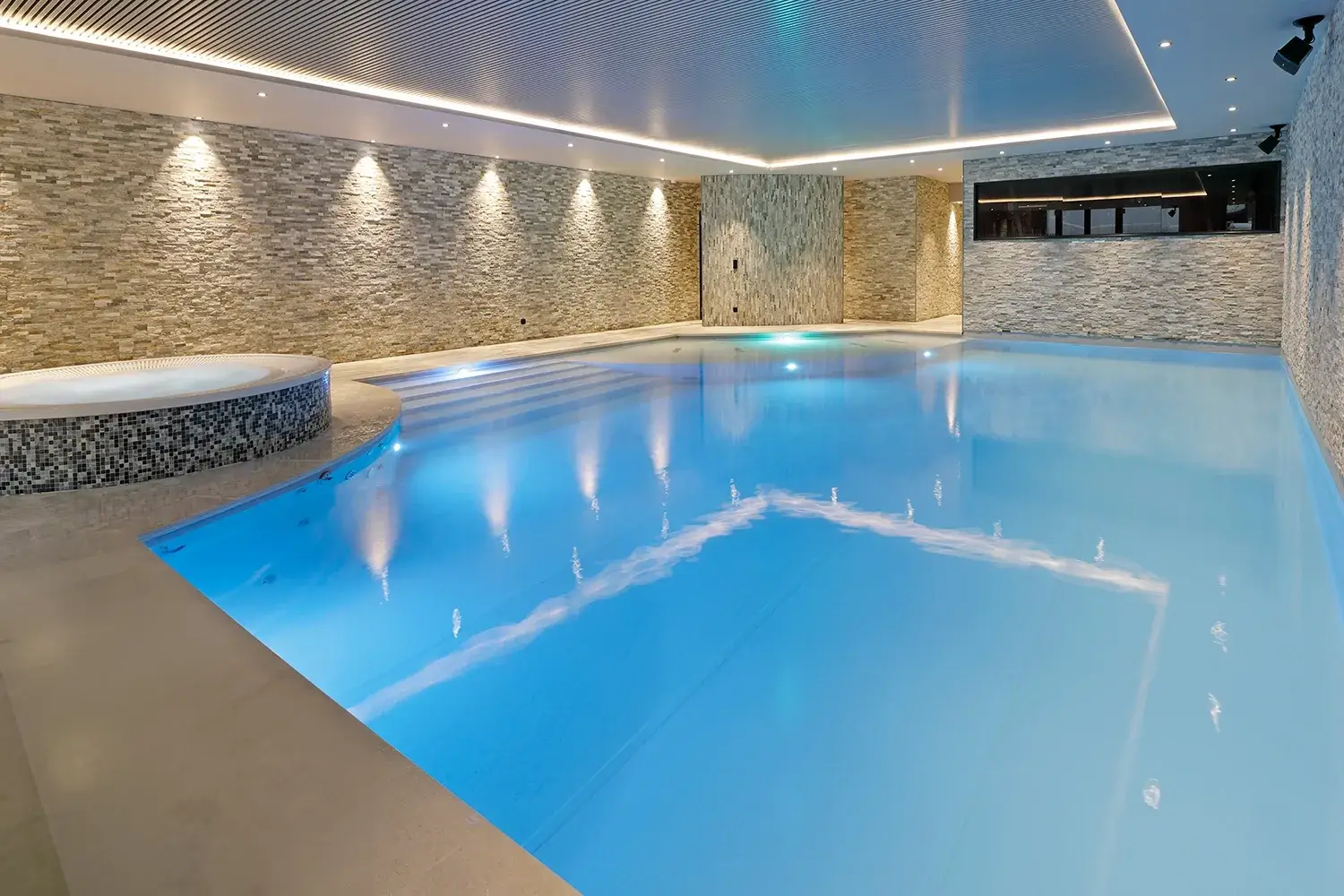 Piscine intérieure chauffée et espace détente de l'hôtel Van der Valk Nivelles-Sud.