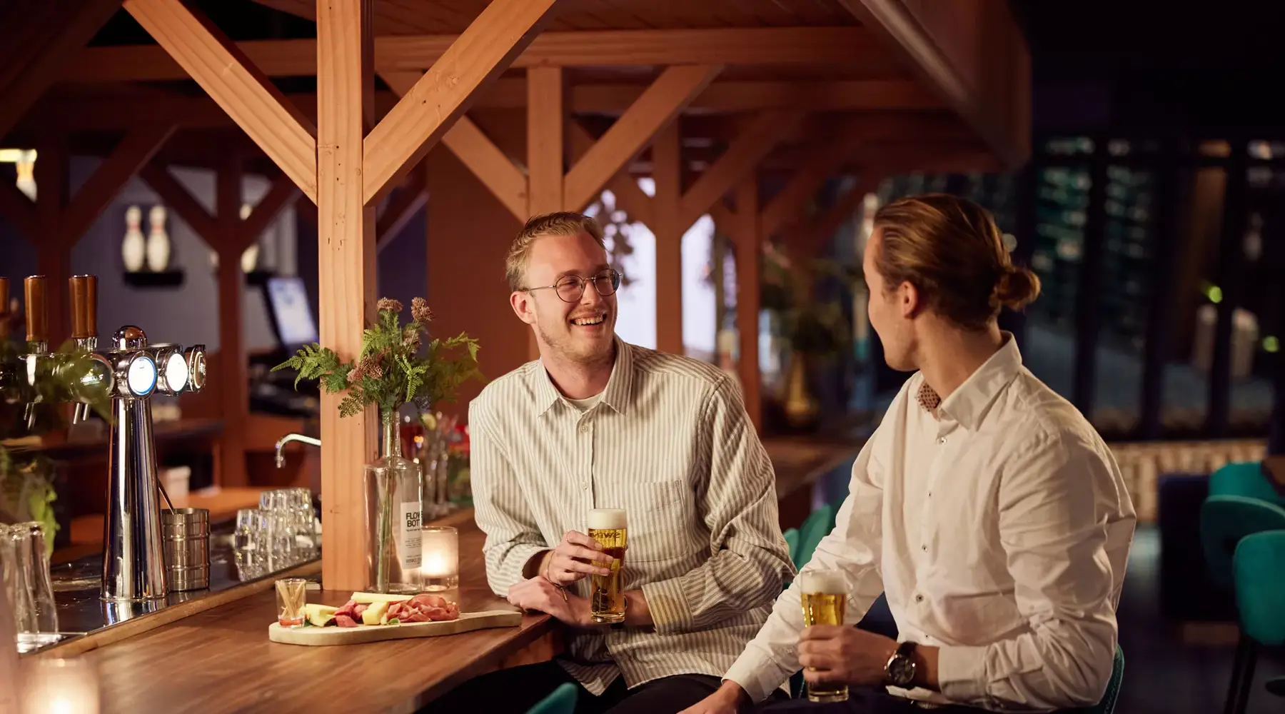 Vrienden aan het borrelen in een Valk hotel