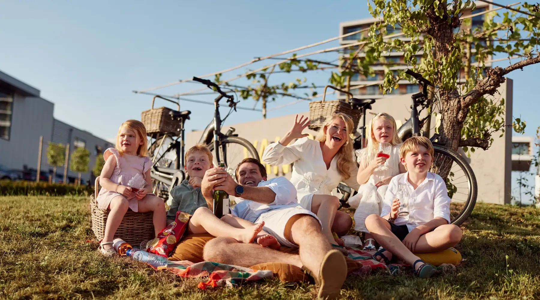 Familie vor dem Hotel Luxemburg-Arlon