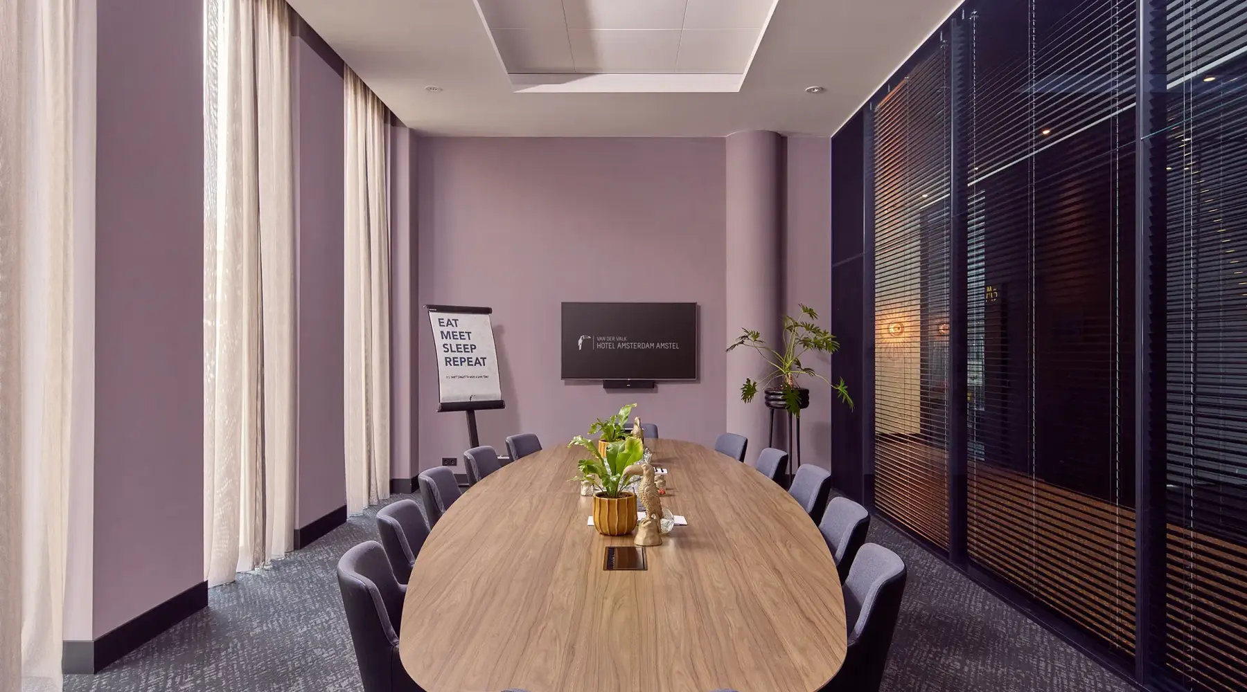 Bloemenmarkt boardroom with daylight and large table