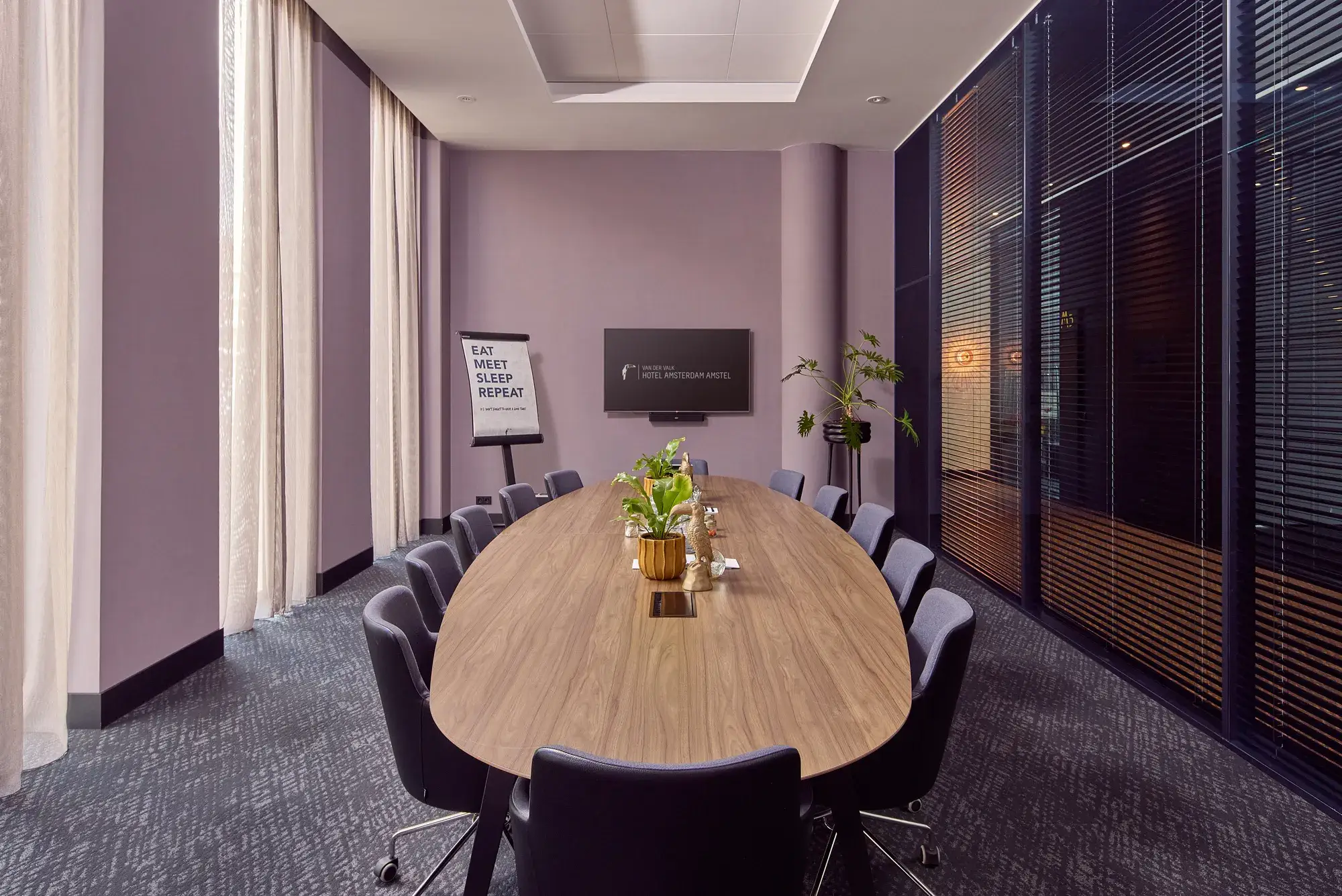Bloemenmarkt boardroom with daylight and large table