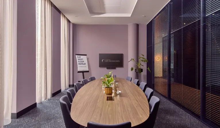 Bloemenmarkt boardroom with daylight and large table