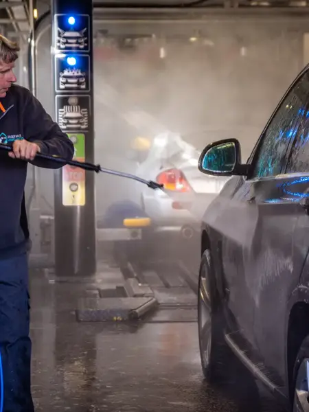 persoon die de auto aan het wassen is
