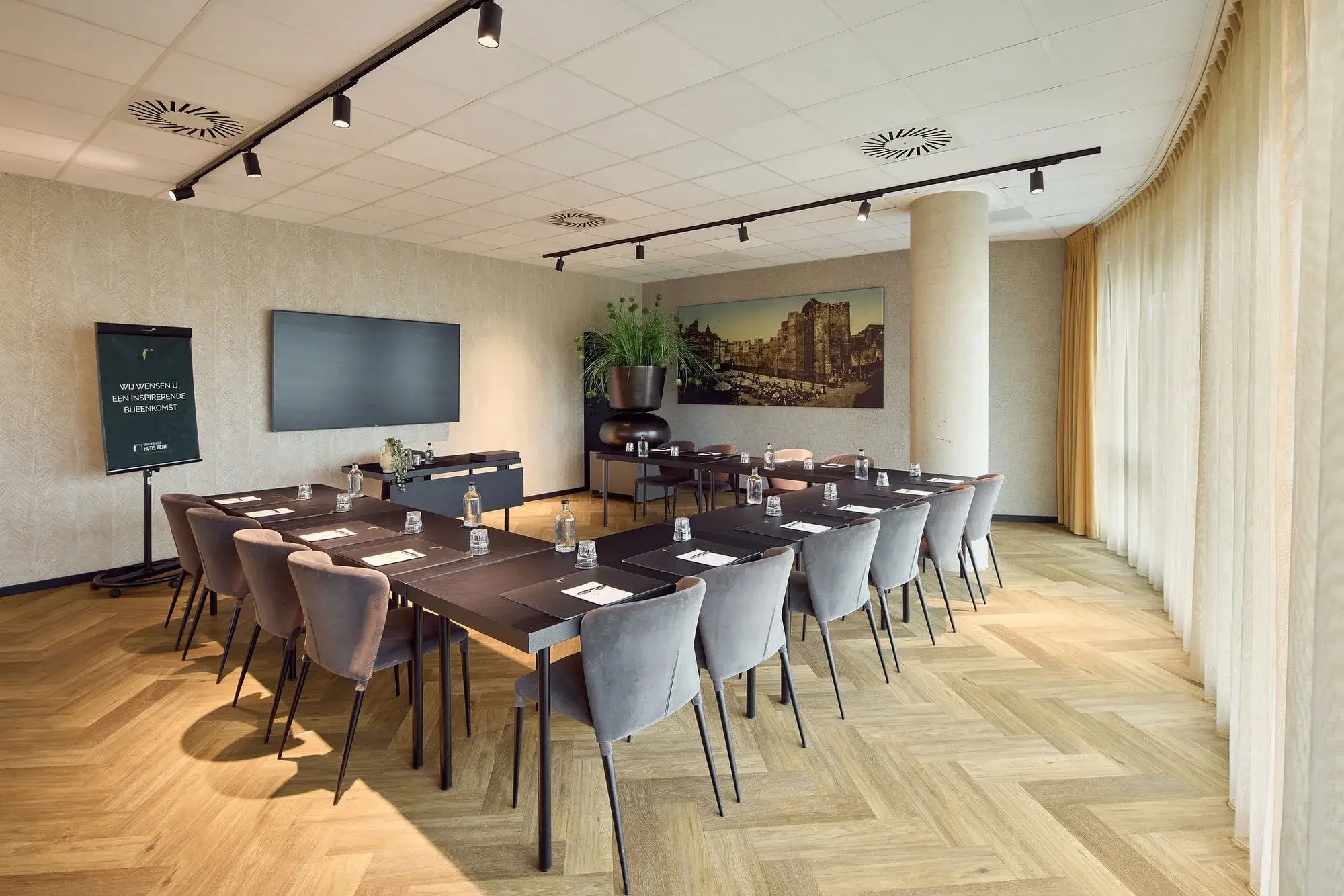 Zaal Gravensteen in u-vorm voor vergadering in Gent