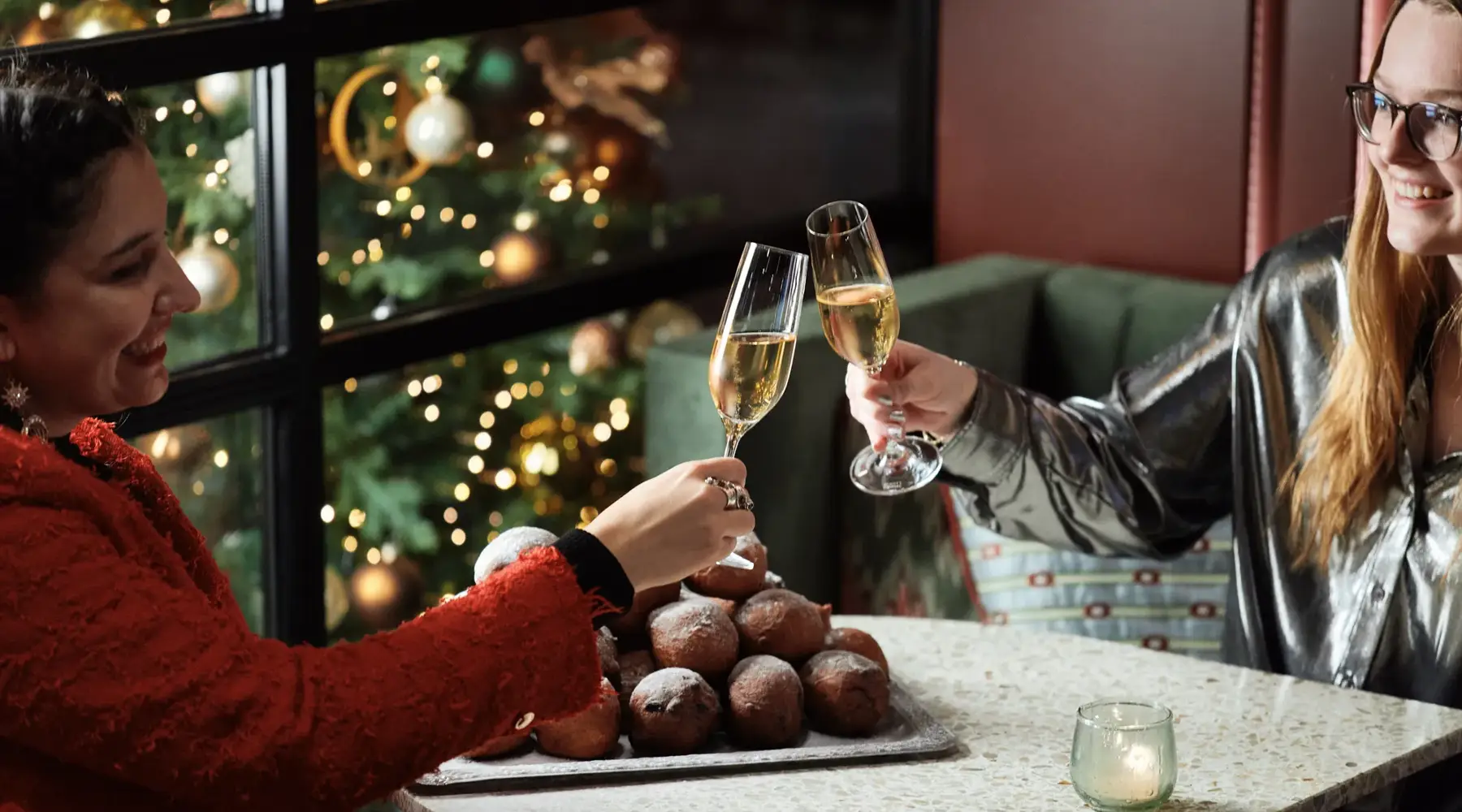 Freundinnen stoßen mit Champagner zu Silvester an