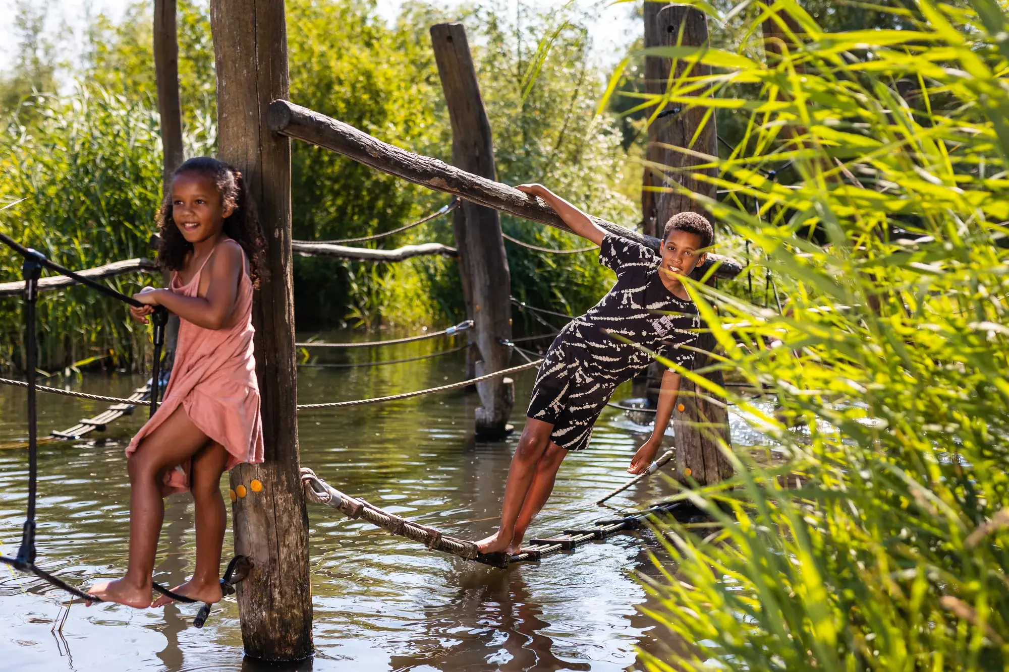 Spelende kinderen in het Belevenissenbos
