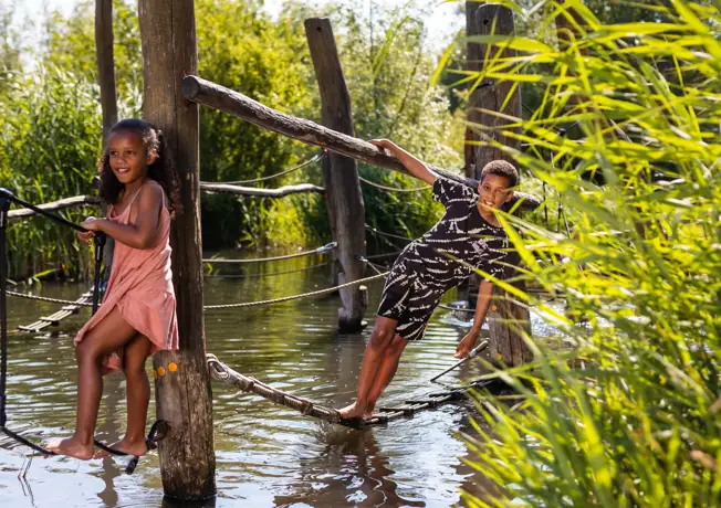 Spelende kinderen in het Belevenissenbos