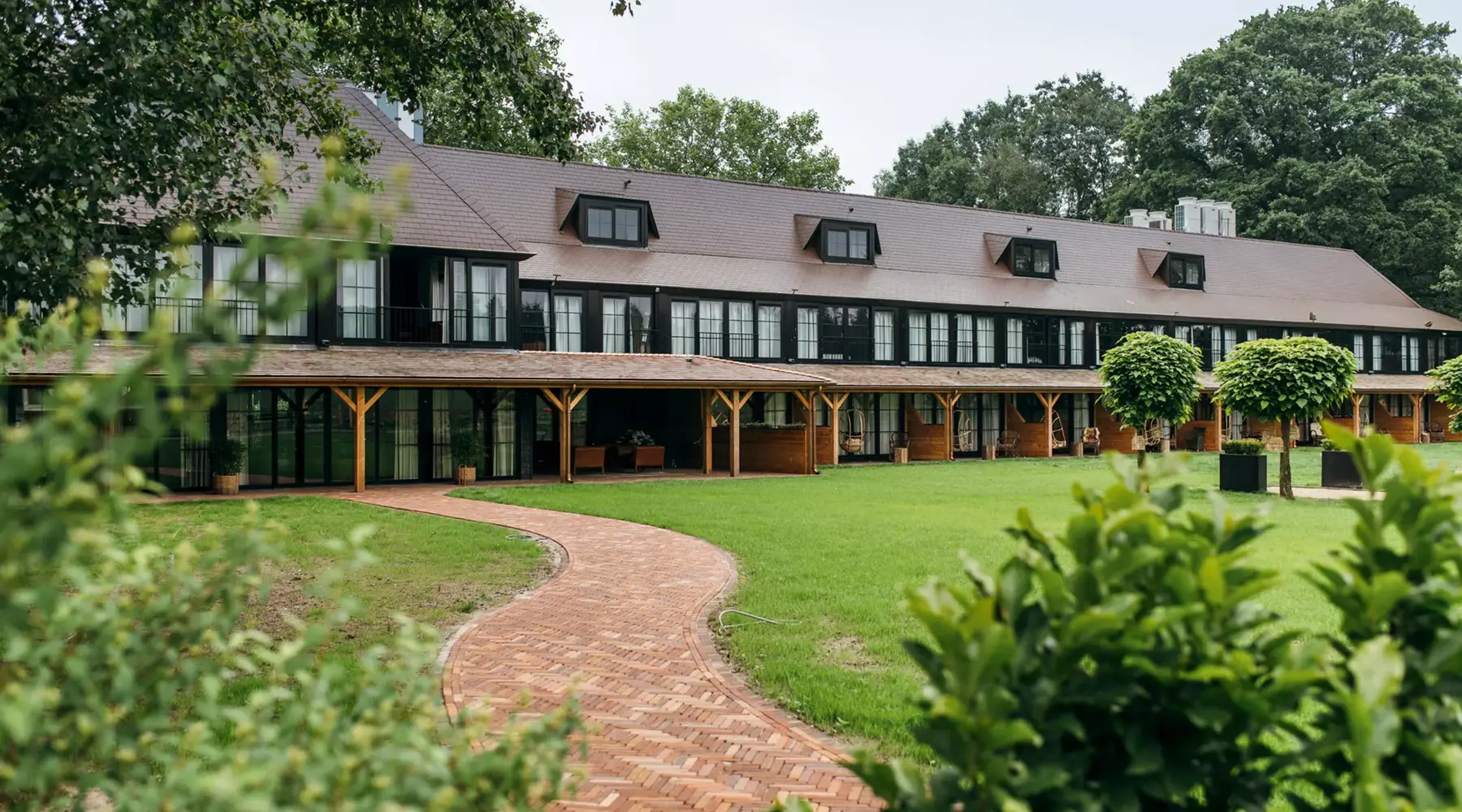 Vue de face de l’hôtel Apeldoorn – de Cantharel