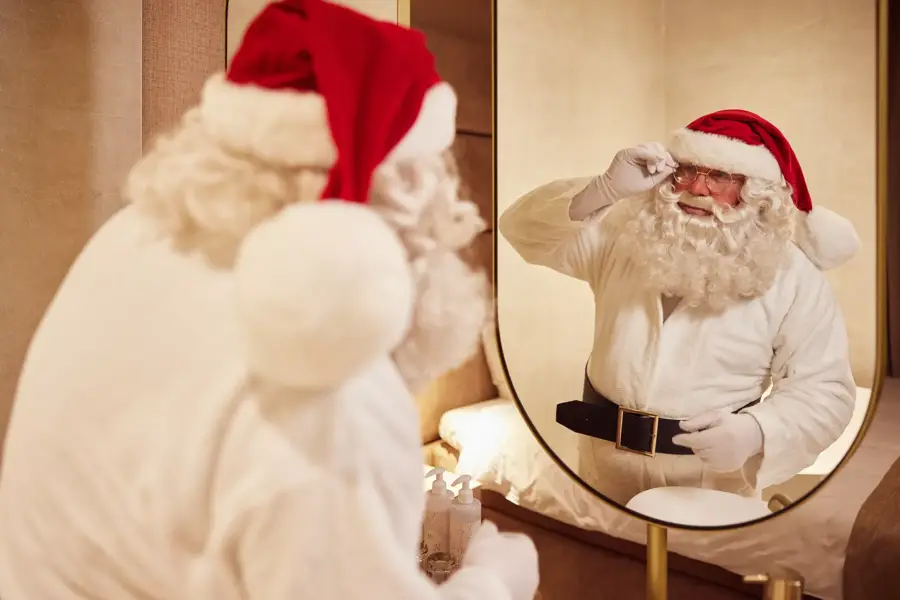 Kerstman scheert zich in de badkamer van Van der Valk Hotel Gorinchem-A15