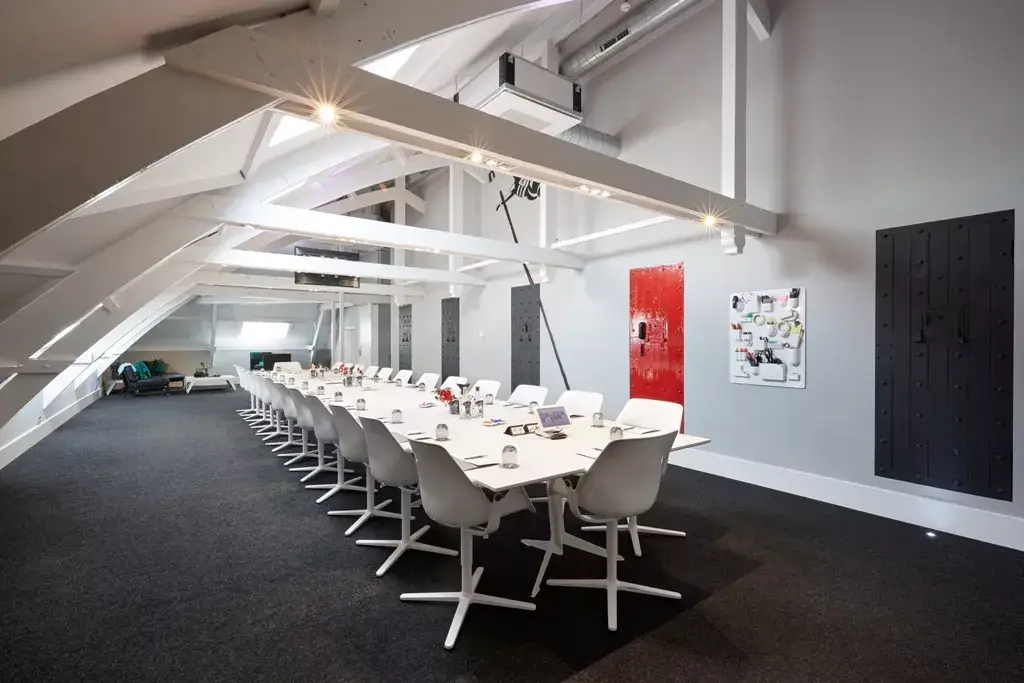 Tafel in zaal de onstnapping