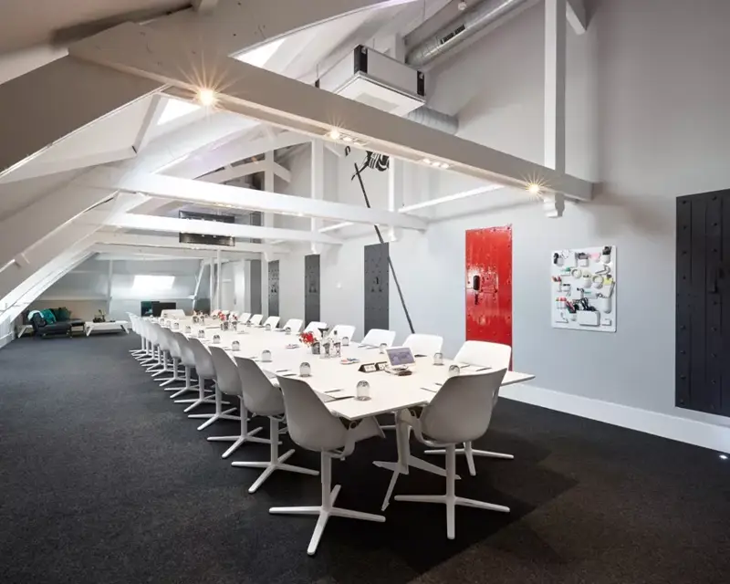 Tafel in zaal de onstnapping