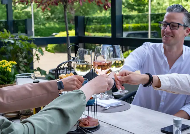 Restaurantgäste auf der Terrasse des Hotels Antwerpen.
