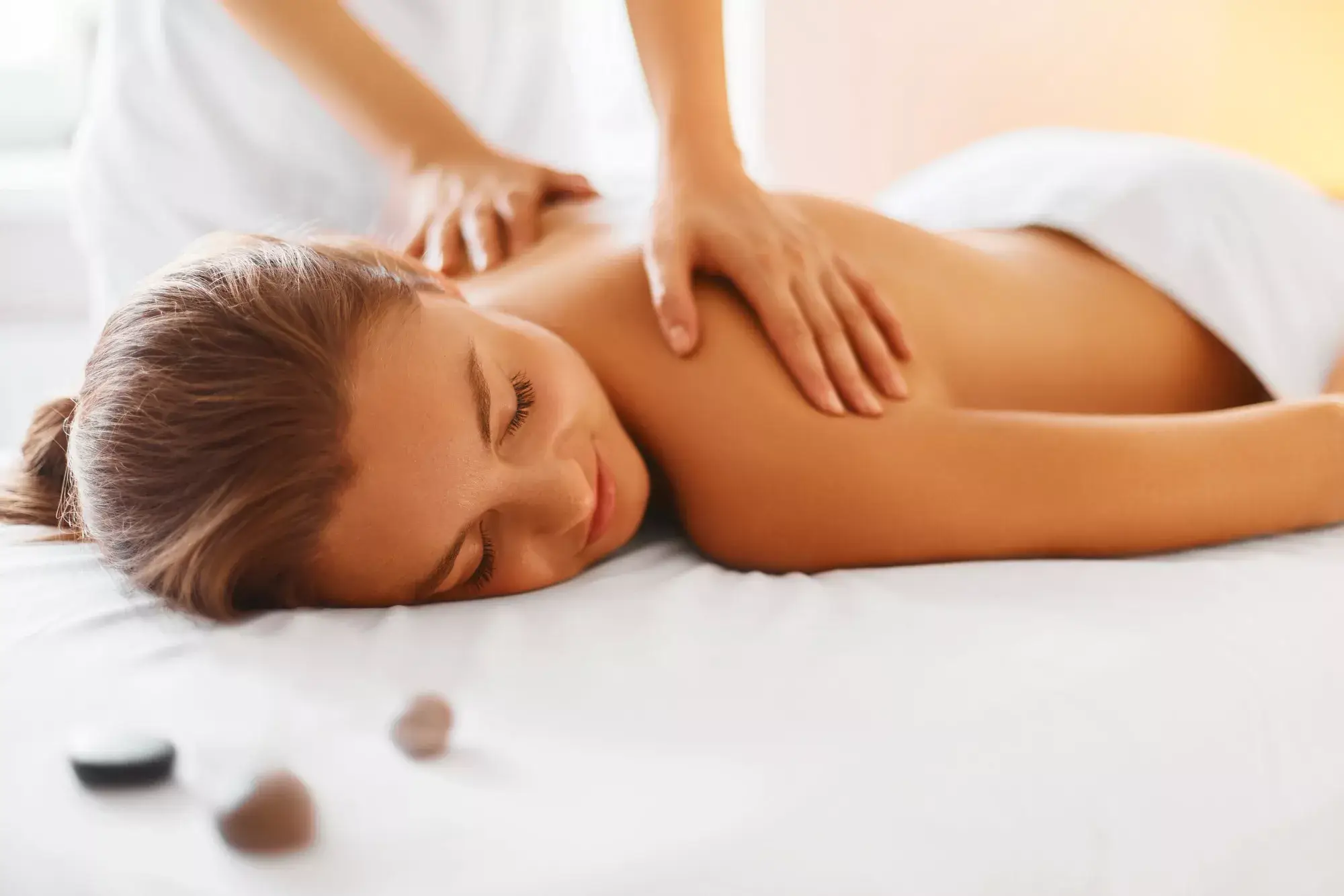 Une femme reçoit un massage du dos.