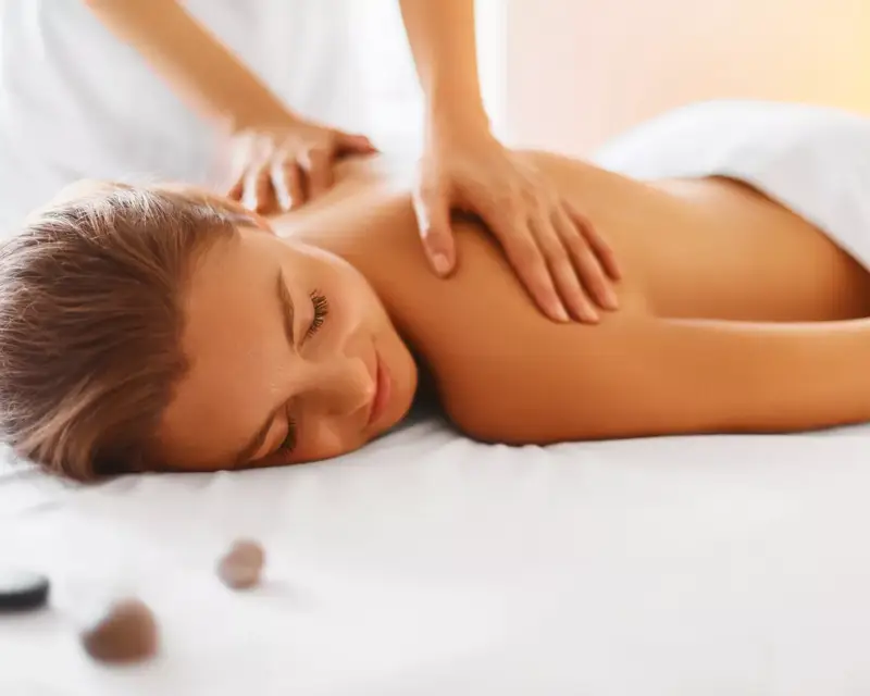 Vrouw krijgt een rugmassage.