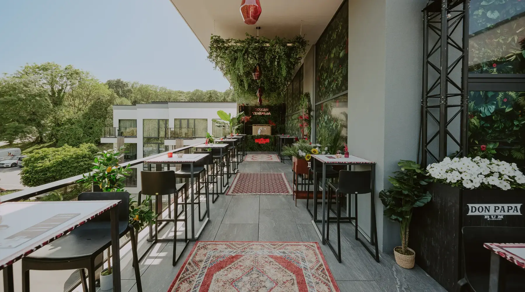 Ambiance du rooftop de l'hôtel Van der Valk Nivelles-Sud. 