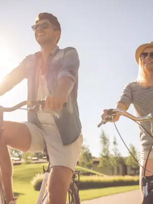 Fietsend koppel in natuur