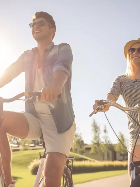 Radfahrendes Paar in der Natur