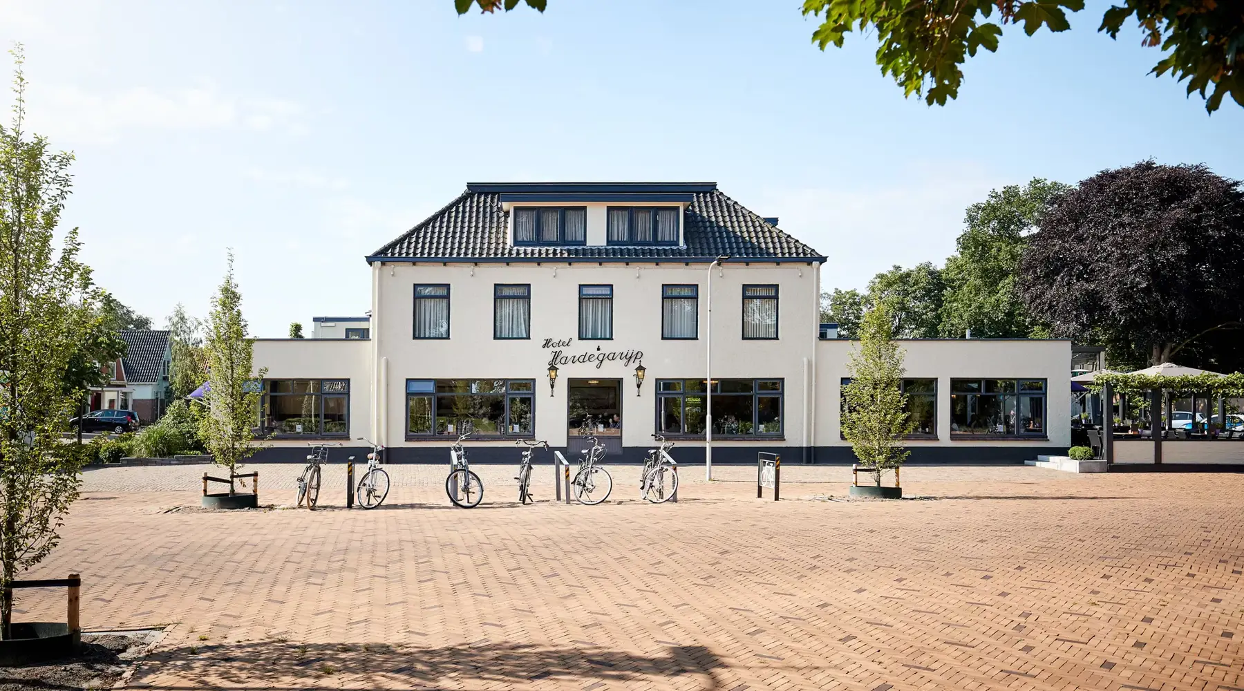 Vooraanzicht hotel Hardegarijp