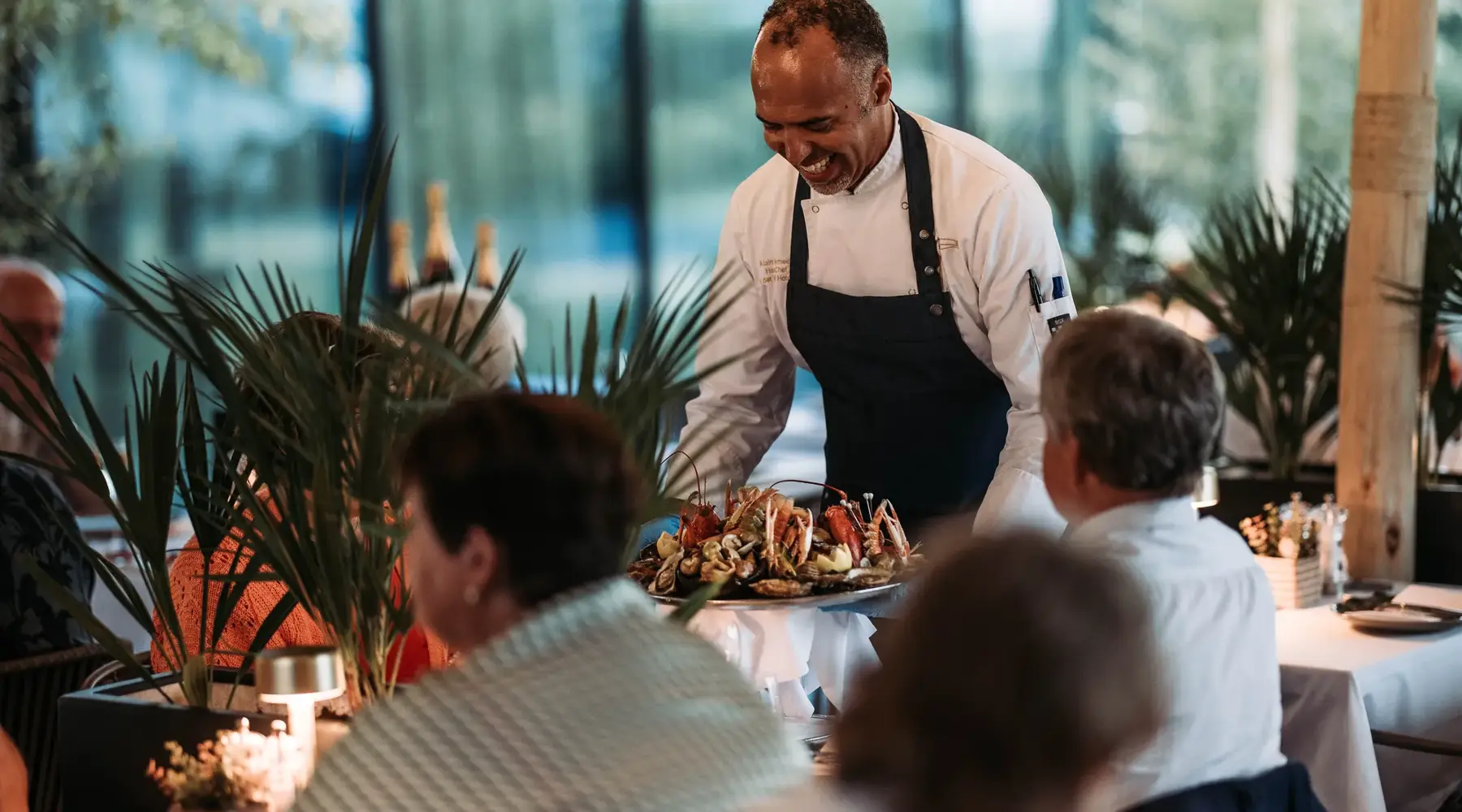Meeresfrüchte-Mittagessen auf der Terrasse des Restaurants Cocotte