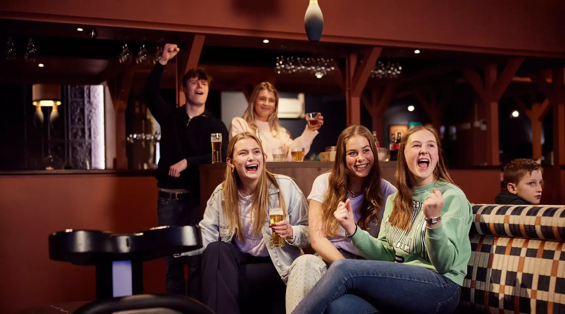Begeisterte Freunde beim Bowling.
