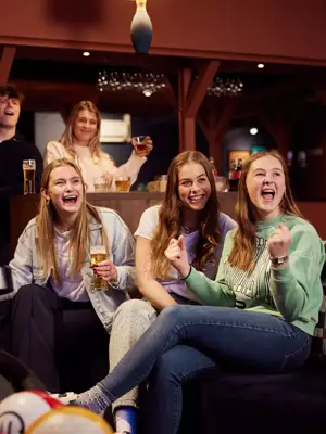 Enthousiaste vrienden tijdens het bowlen