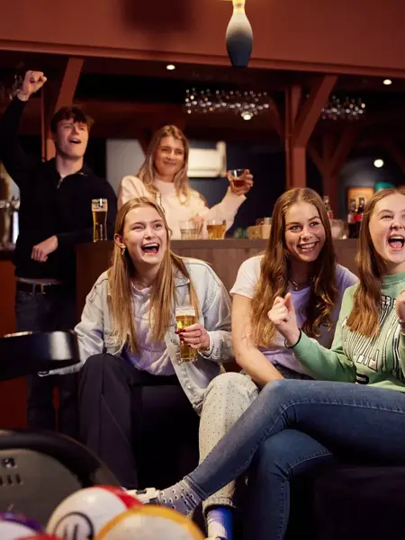 Begeisterte Freunde beim Bowling