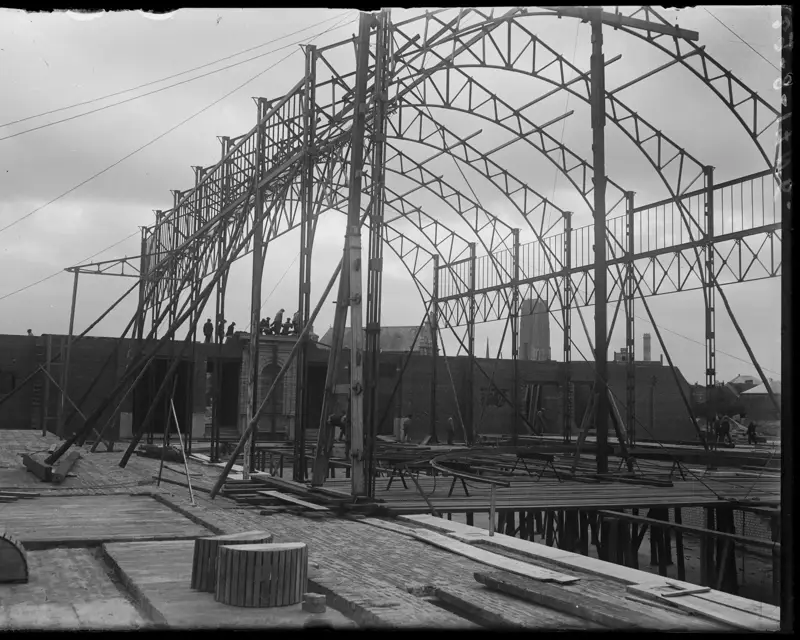 De bouw van het zwembad: na de bouw van de zwemkuip, werd de metalen spant geplaatst