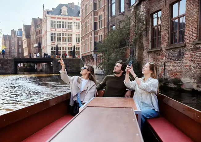 3 touristes dans un bateau au centre de Gand
