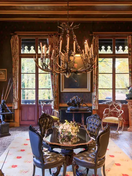 Zitkamer met kroonluchter gemaakt van gewei