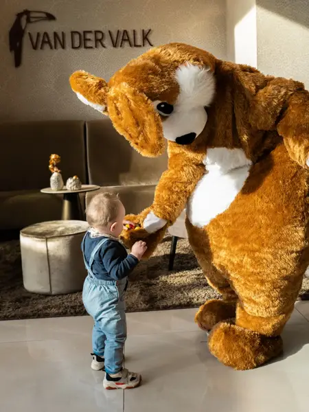 Osterhase mit Kind in einem Van der Valk Hotel