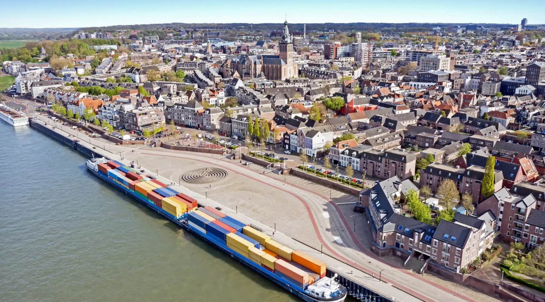 Das Personal serviert ein Gericht im Hotel Amsterdam Amstel.