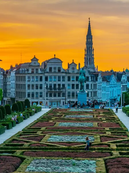 Park in Brüssel mit untergehender Sonne