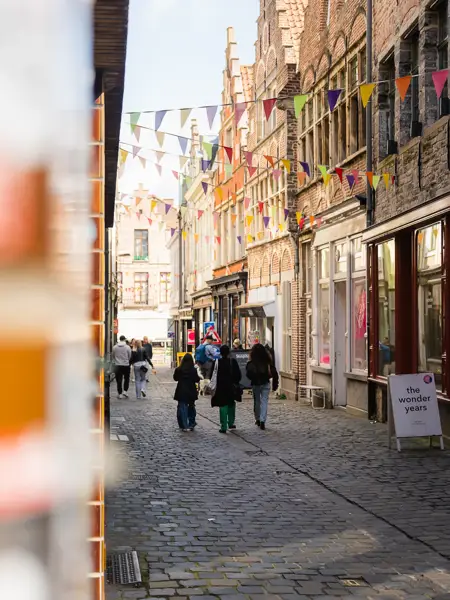 Frau beim Einkaufen im Zentrum von Gent