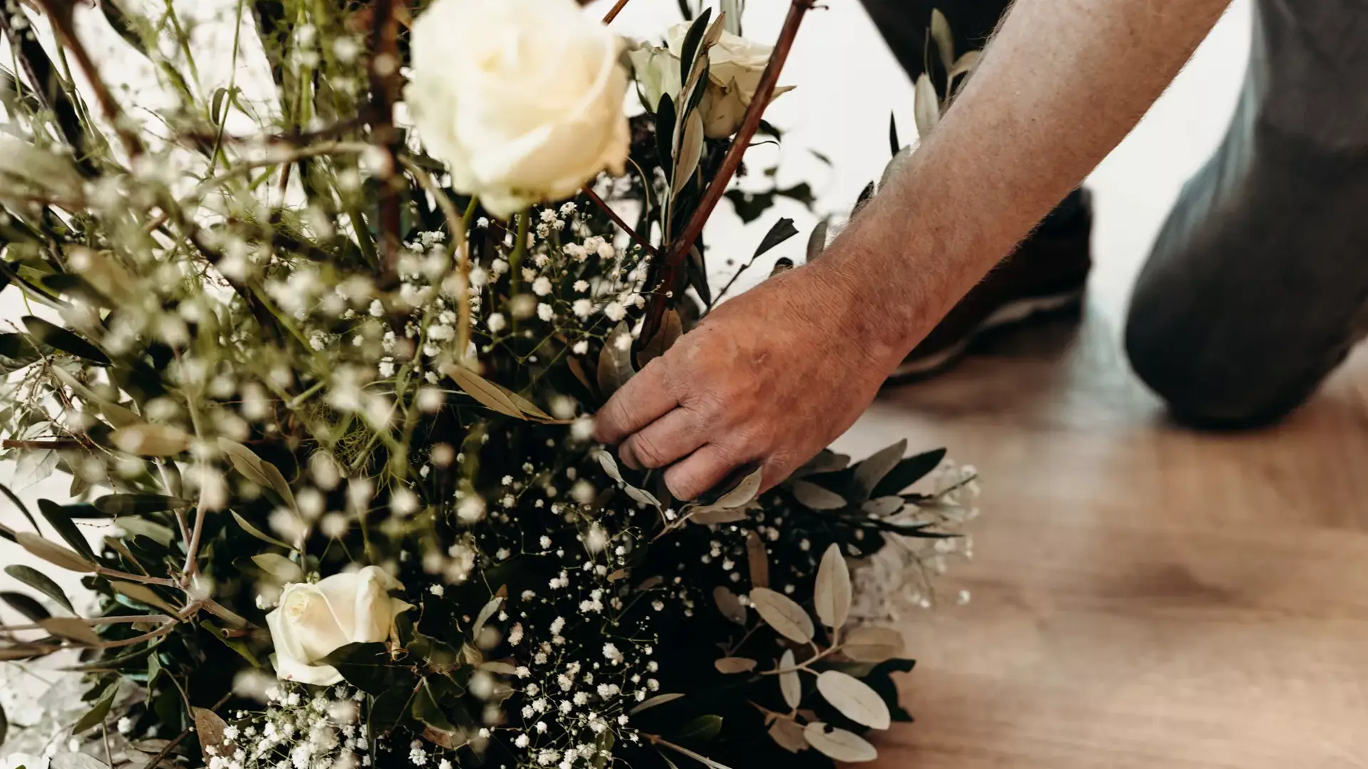 Een bos bloemen wordt samengesteld