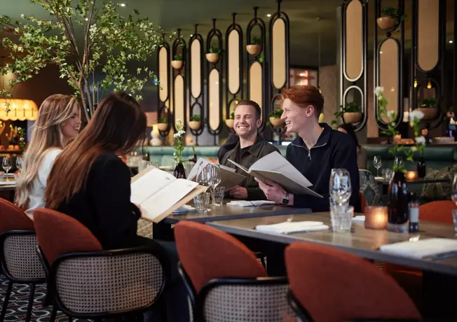 4 personnes à table pour le dîner 