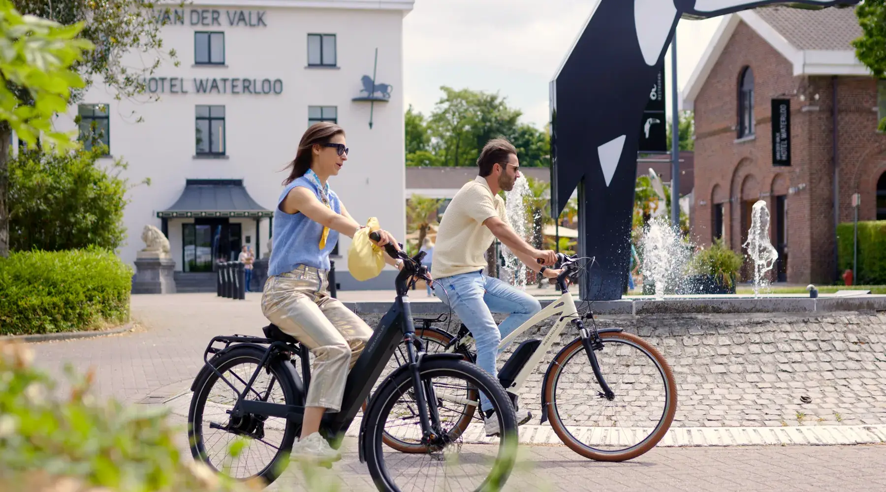 Fietsende mensen bij Hotel Waterloo